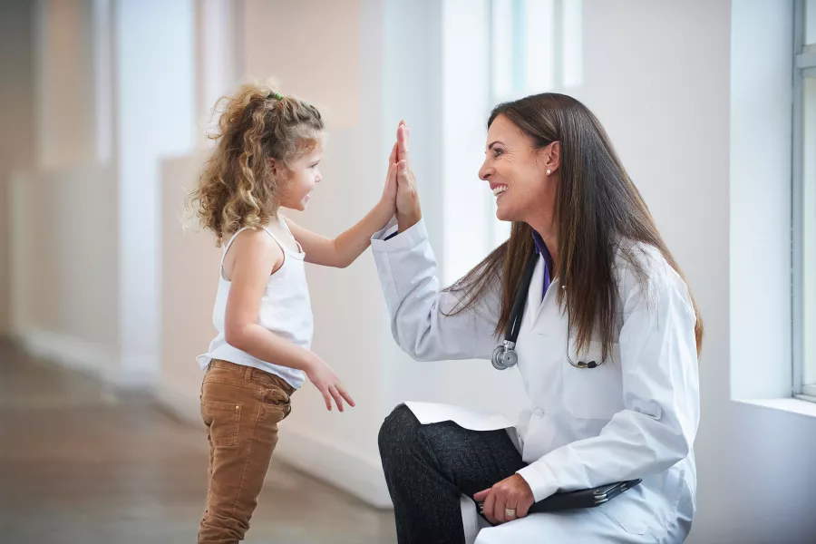 Dokter met kind high five