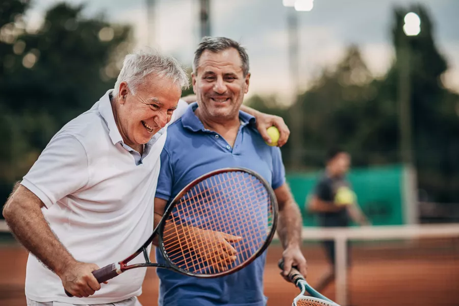 Twee mannen spelen tennis