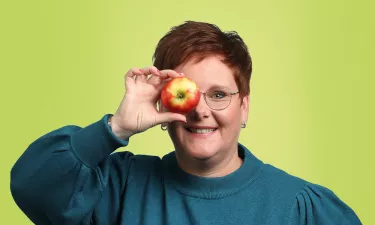 Maike met appel voor haar oog
