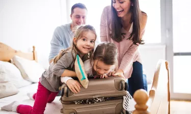 Familie pakt koffer in voor vakantie